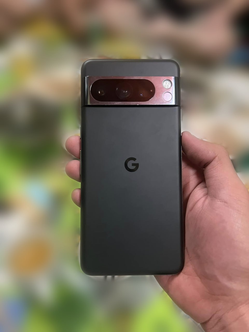 Google Pixel 8 Pro “Obsidian” with a matte finish shows itself in real life
